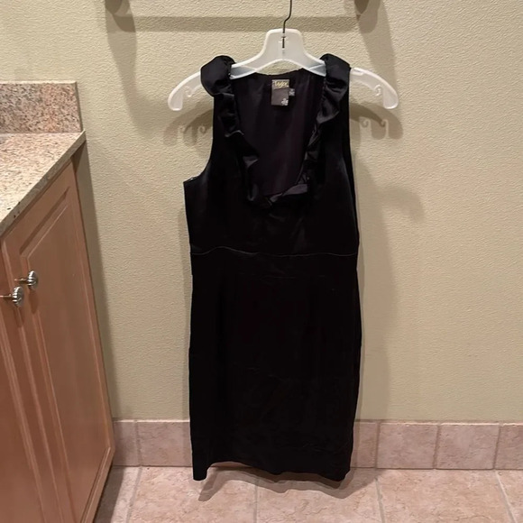Taylor woman's silky black dress with a ruffle around the neck - Picture 2 of 9